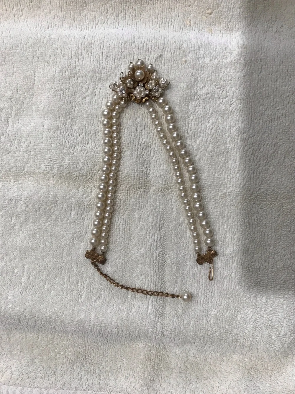 Vintage faux pearl necklace with flowers and rhinestones.